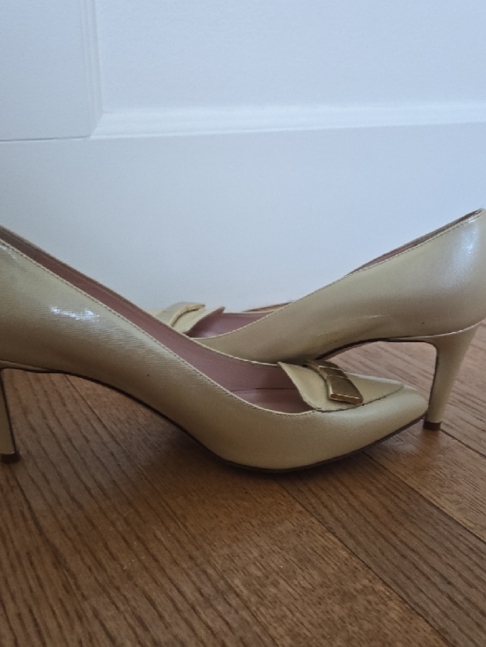 Kate Spade Pointed Toe Bow Pumps in Patent Cream 7.5 - Picture 7 of 8